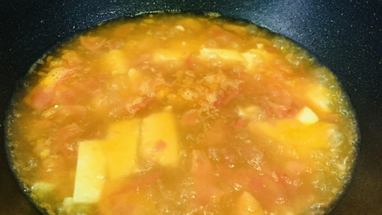 西红柿豆腐汤,转中火，煮5分钟
