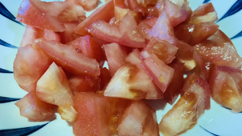 西红柿豆腐汤,将西红柿切小块，没有去皮，皮的营养也很好哒