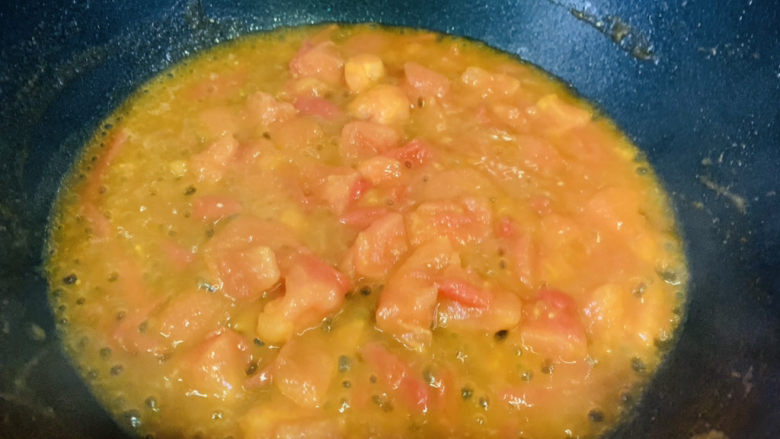 西红柿豆腐汤,再炝些清水，将西红柿炒出浓汁