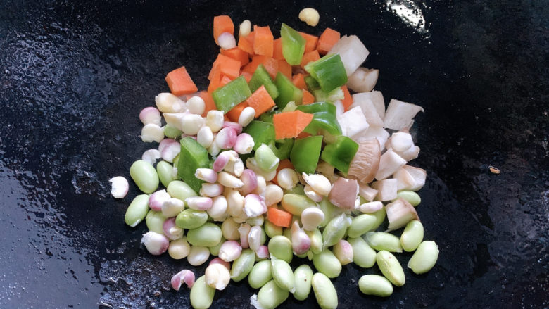 三鲜豆腐,然后将五彩蔬菜丁加入其中，并加适量清水翻炒。