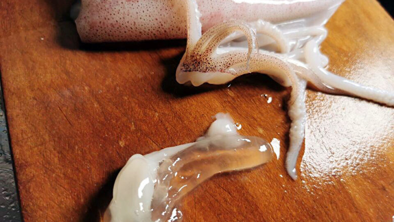 三鲜豆腐,抽出鱿鱼的內脏，这部分是可食用的