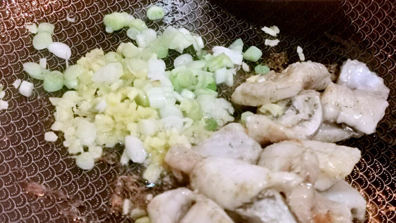 三鲜豆腐,鱼肉变色后加入葱姜末