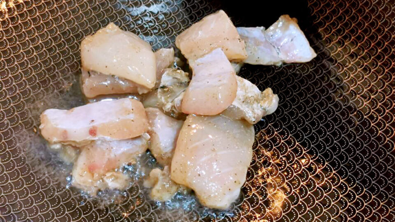 三鲜豆腐,锅中下油，放入鱼肉