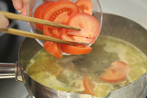 西红柿豆腐汤,大火烧开后转小火烧5分钟后加入番茄；
