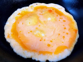 鸡蛋炒粉丝,锅中倒入底油加热倒入打散的鸡蛋液