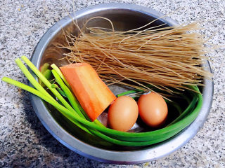 鸡蛋炒粉丝,准备原材料鸡蛋、蒜苔、胡萝卜、粉丝
