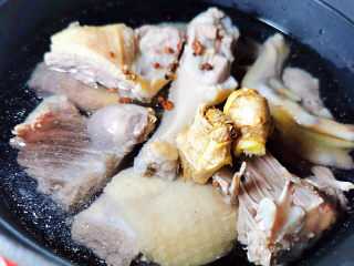 老鸭粉丝汤,另取一个深锅，加水，放入鸭肉，姜，花椒，料酒