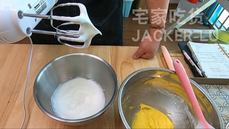 日式焦糖布丁烧，蛋糕层松软，布丁层甜蜜滑嫩，超级治愈的小甜品。,打发至8分发泡的状态，就是提起打蛋器有弹性的小弯钩。