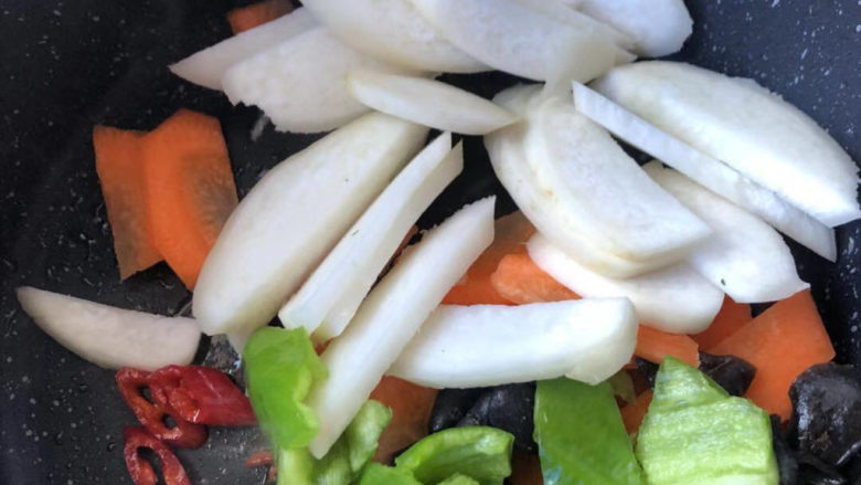胡萝卜炒杏鲍菇,倒入盘中的食材。