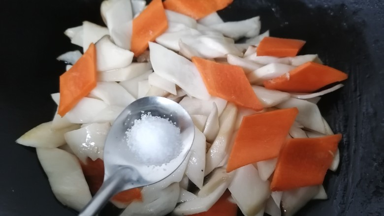 胡萝卜炒杏鲍菇,加入一勺盐调味