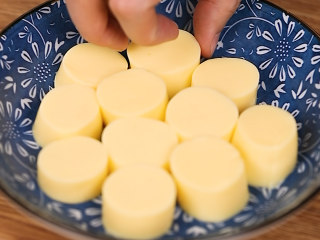 蒸蒸日上,日本豆腐切厚片摆在盘子里