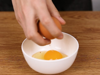蒸蒸日上,两个鸡蛋打散，加盐、再加1.5倍温水，搅匀过筛
