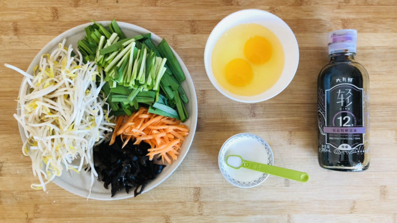 绿豆芽炒韭菜,先把需要的食材提前准备好。