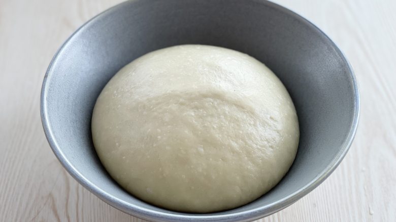 包着香芋馅的华夫饼，简直是治愈系美食,面团发酵至两倍大，取出按压排气。