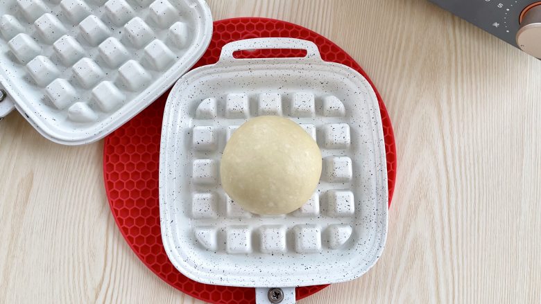 包着香芋馅的华夫饼，简直是治愈系美食,早餐机放入华夫饼盘，预热好后取出，把芋泥包放在华夫饼盘中间，