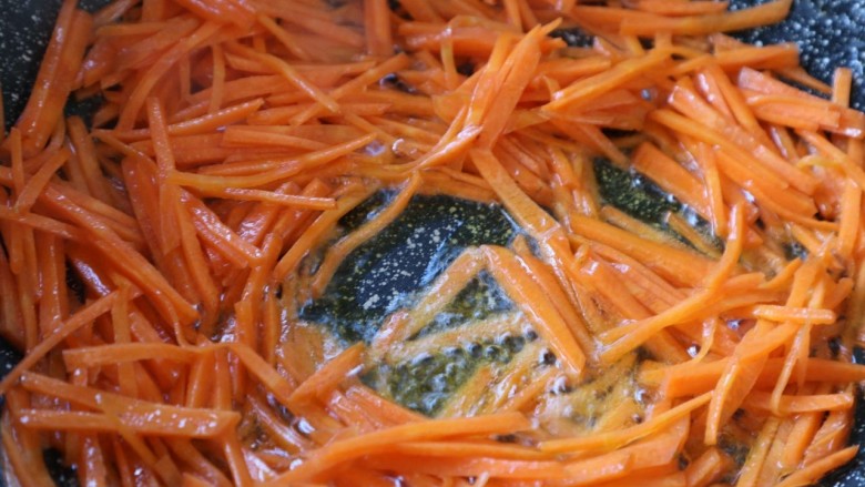胡萝卜粉丝鲜虾饭,2、锅中热油进行煸炒至油也变黄。 