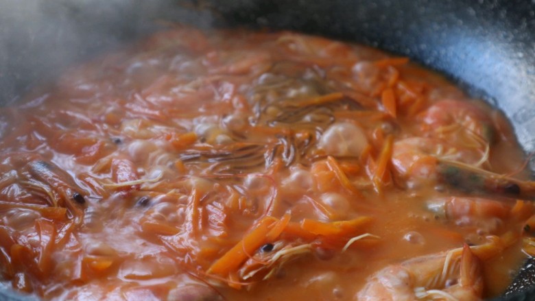 胡萝卜粉丝鲜虾饭,7、最后撒入少许盐，摆盘时撒上葱花即可。