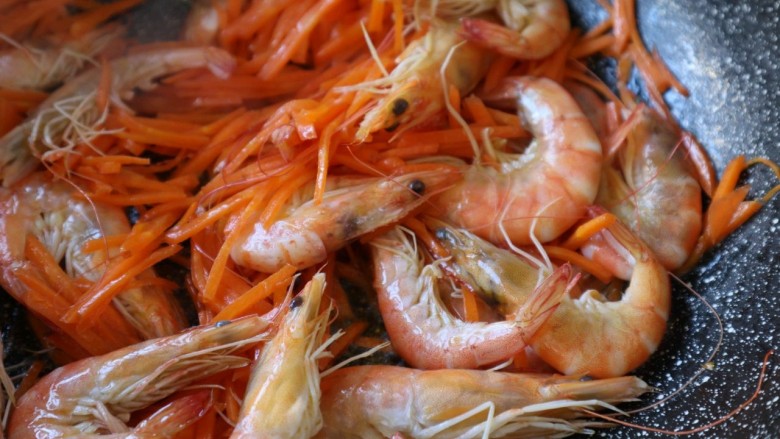 胡萝卜粉丝鲜虾饭,4、至虾变红。