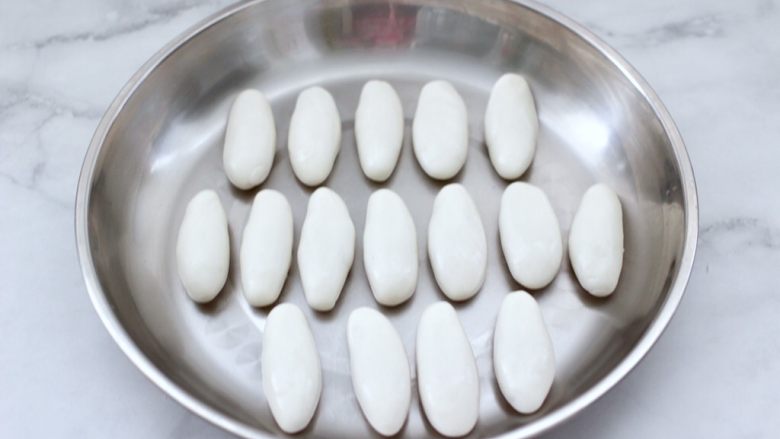 红糖黄豆粉糍粑,把静止好的糯米团，用手搓成长条。