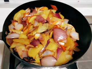 洋葱炒土豆片,翻炒均匀即可关火出锅。