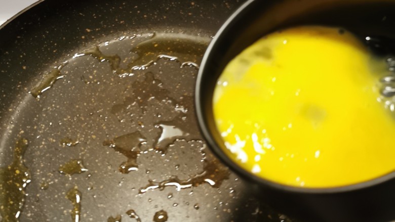 腊肠炒蛋,起油锅放入食用油，油热后放入鸡蛋。