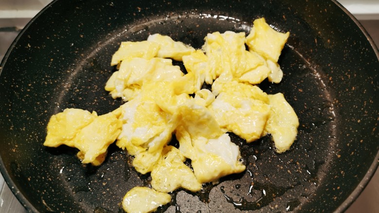 腊肠炒蛋,翻炒成大块盛出备用。