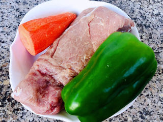 青椒炒牛肉,准备原材料牛肉、青椒、胡萝卜