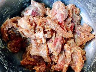 青椒炒牛肉,牛肉片均匀的裹上淀粉备用