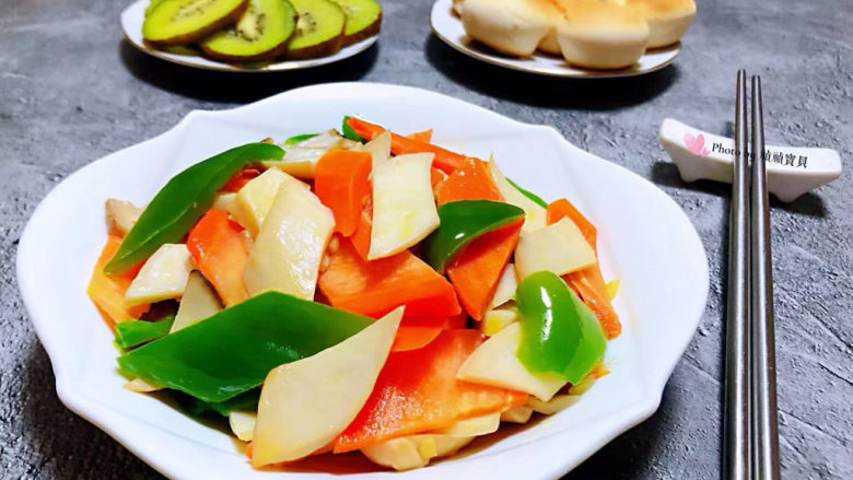 胡萝卜炒杏鲍菇,搭配小餐包和水果一起吃就是标配的一餐