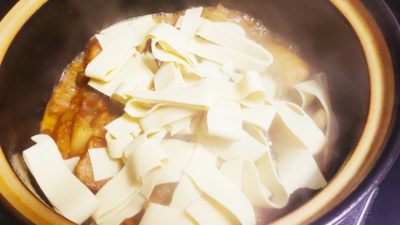 红烧豆腐皮,五花肉炖炖50分钟左右放入豆腐皮