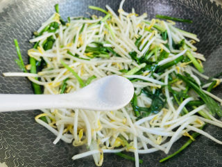 绿豆芽炒韭菜,根据个人口味加入适量盐