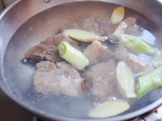 胡萝卜炖排骨,猪骨入锅，大火煮开转中小火慢炖一小时。