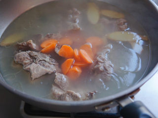 胡萝卜炖排骨,加入胡萝卜煮五分钟，胡萝卜比山药更费火，所以要多煮一小会。