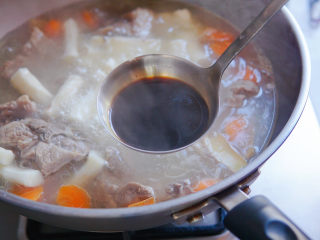 胡萝卜炖排骨,出锅前，加入生抽，调味提鲜增色，再次煮滚，即可关火，焖五分钟，就可以开吃喽！