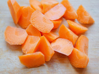 胡萝卜炖排骨,把胡萝卜洗净表皮，去皮，胡萝卜切滚刀块。