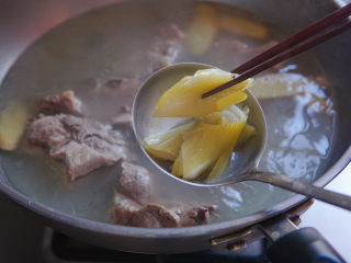 胡萝卜炖排骨,时间到，捞出烂葱段，这样做是为了喝汤时没有烂葱段，汤更清爽哦！