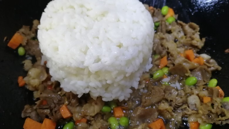 孜然羊肉炒饭,放入剩米饭，炒饭一定要用冷米饭，口感会劲道。