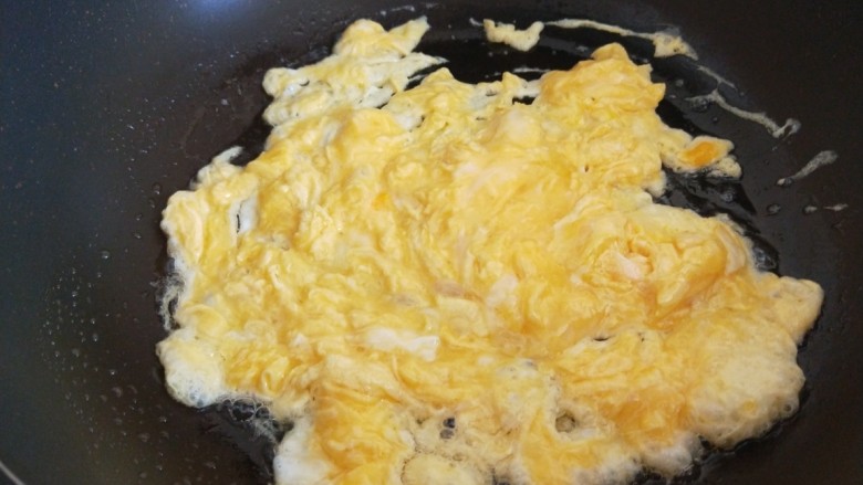 孜然羊肉炒饭,鸡蛋炒成鸡蛋碎倒出来。