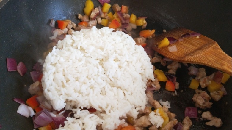 孜然羊肉炒饭,倒入米饭。