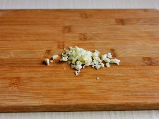 青椒炒牛肉,大蒜去皮切碎。
