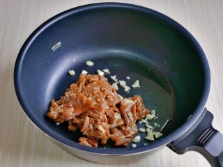 青椒炒牛肉,再加入腌制好的牛肉。