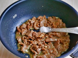 青椒炒牛肉,2分钟时按个人口味加入盐。