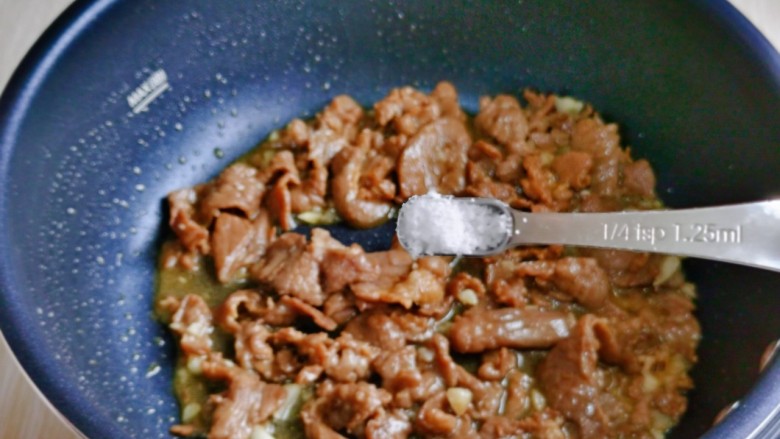 青椒炒牛肉,2分钟时按个人口味加入盐。