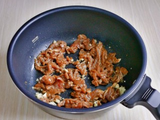 青椒炒牛肉,翻炒至牛肉变色。