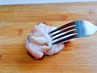 蜜汁烤鸡腿,首先将鸡腿用叉子扎出洞洞眼，便于腌制时更入味。