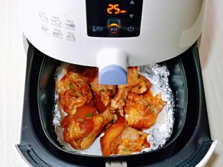 蜜汁烤鸡腿,启动空气炸锅，185度烤20分钟。