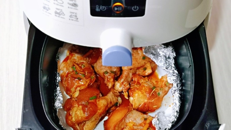 蜜汁烤鸡腿,启动空气炸锅，185度烤20分钟。