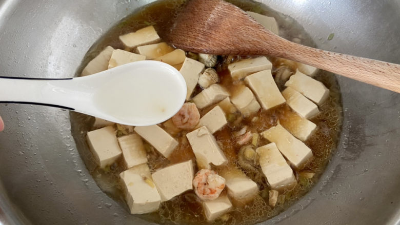 三鲜豆腐➕虾仁扇贝三鲜豆腐,转中大火，淋入三汤匙水淀粉