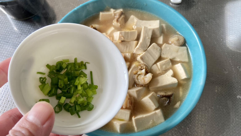 三鲜豆腐➕虾仁扇贝三鲜豆腐,出锅装盘，撒上葱末即可