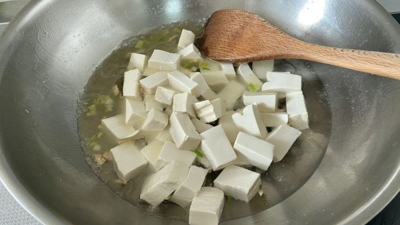 三鲜豆腐➕虾仁扇贝三鲜豆腐,加入适量热水，没过豆腐大半